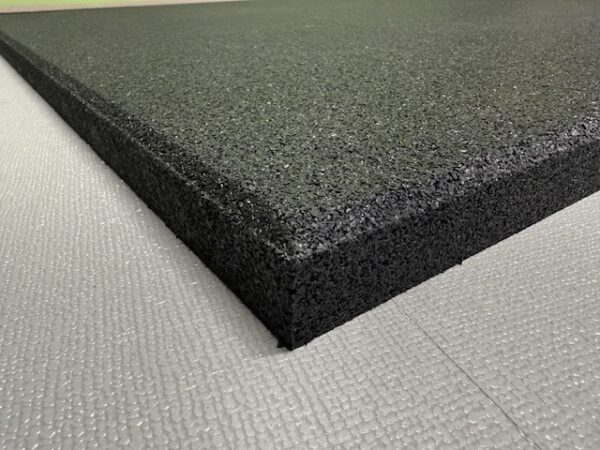 “FitPro-100x100x3″cm schwarz – Fitness- & Bodenschutzmatte inkl. 4 Verbinderpins - Image 15