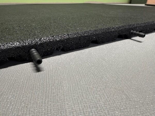 “FitPro-100x100x3″cm schwarz – Fitness- & Bodenschutzmatte inkl. 4 Verbinderpins - Image 7