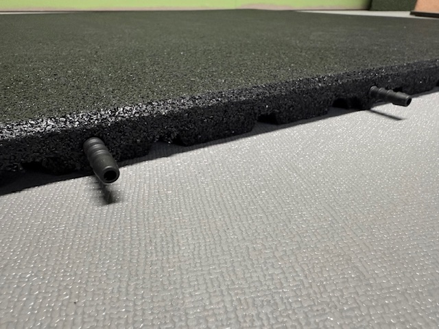 “FitPro-100x100x3″cm schwarz – Fitness- & Bodenschutzmatte inkl. 4 Verbinderpins - Image 8